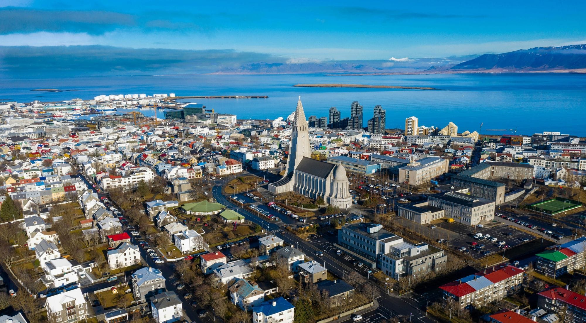Reykjavík loftmynd sést út á sundin.