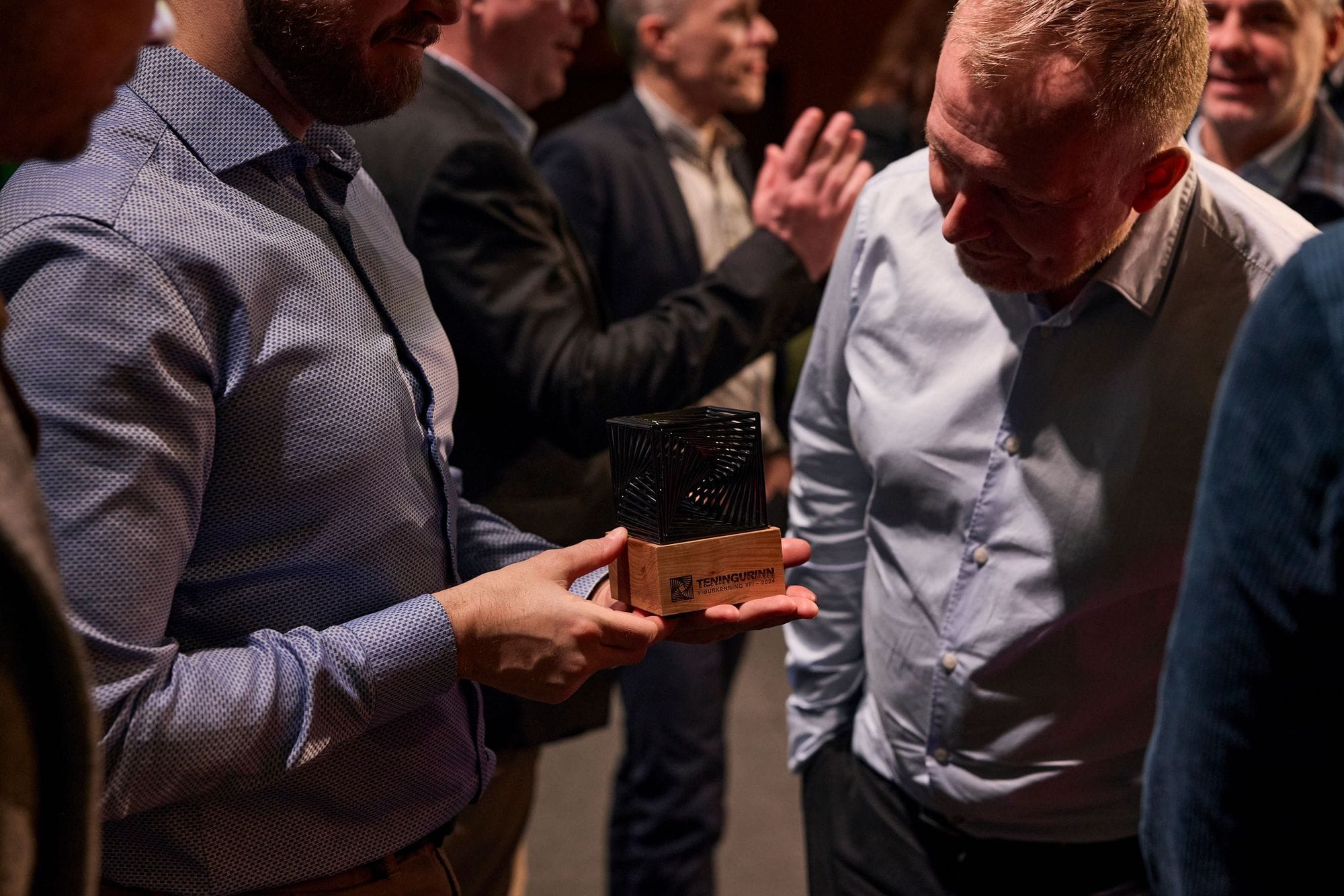 Hópur skoðar Teninginn