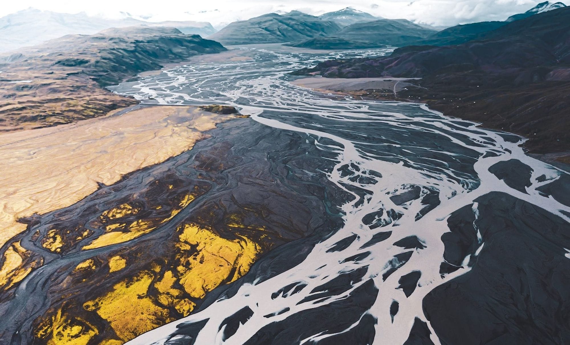 Abstrakt af ám og jöklum í fjarska.