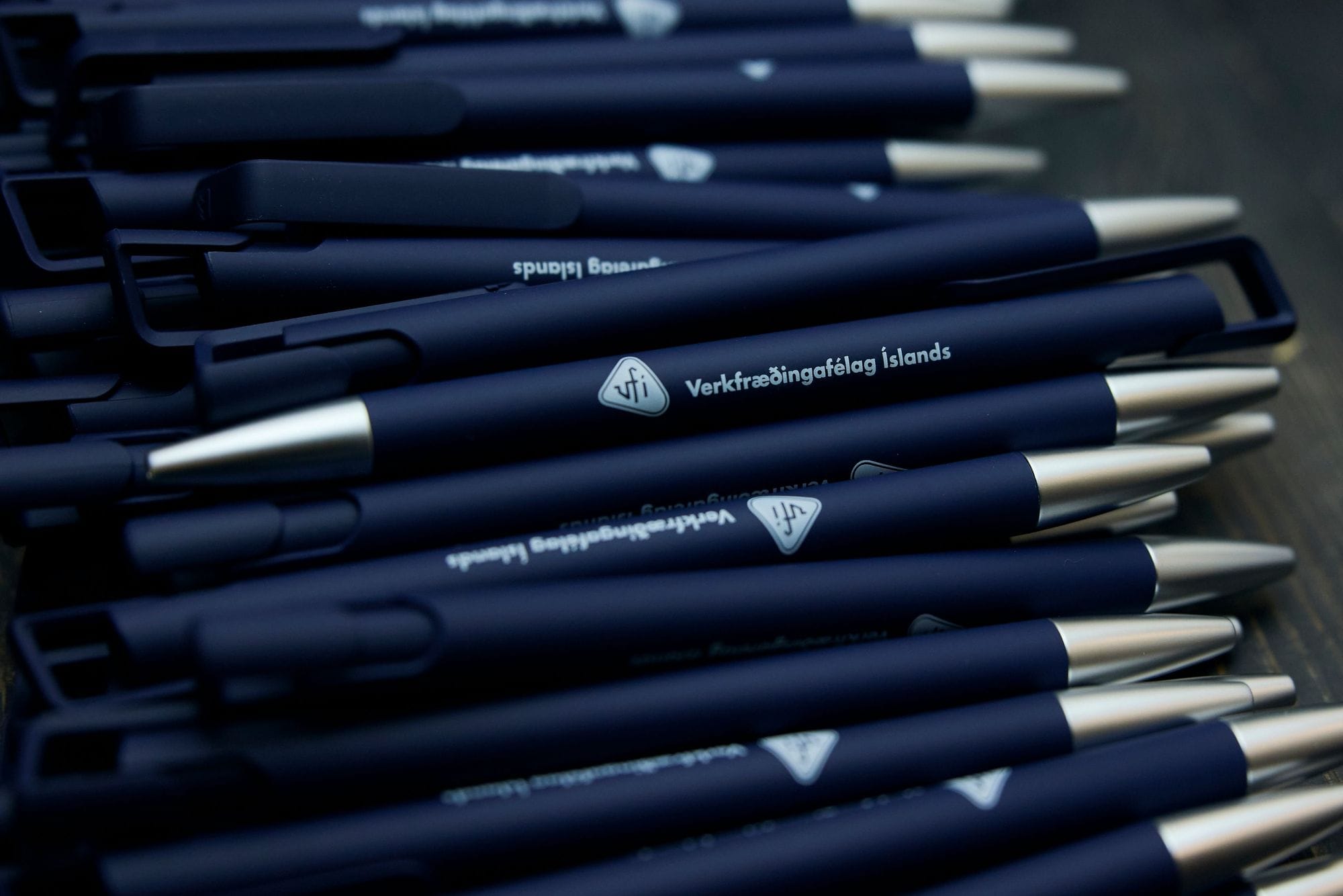 Nærmynd af pennum sem eru merktir VFÍ.