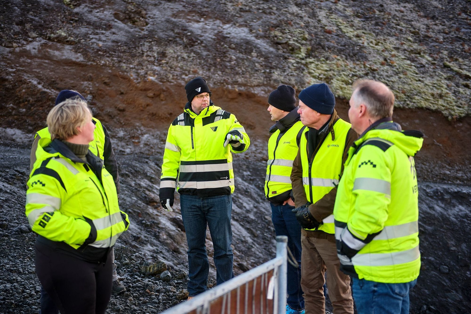 Hópur við varnargarða á Reykjanesi.